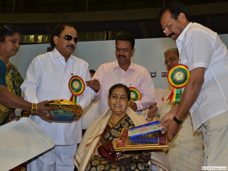 Mrs Hemavathi Heggade Receiving State Award by Chief Minister Sadananda Gowda on behalf of School